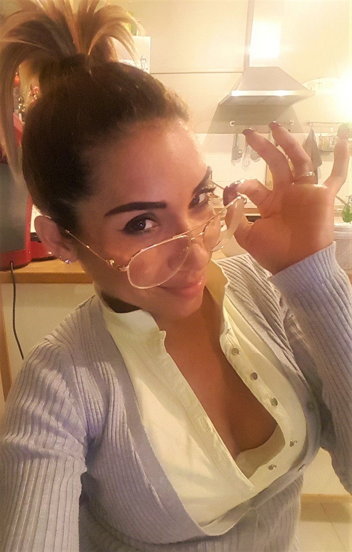 Rose Valerie Selfie Carré Rose - Eklecty-City - 700 x 1099 jpeg 139kB