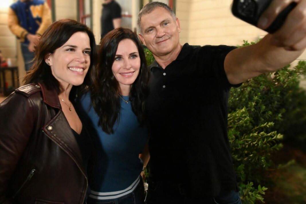 Neve Campbell, Courteney Cox et le producteur exécutif Kevin Williamson sur le tournage de Scream 5.