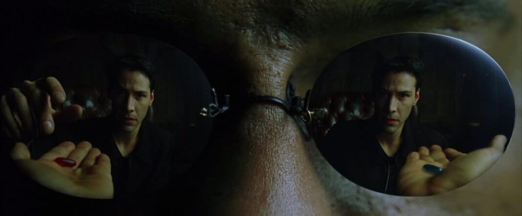 Neo (Keanu Reeves) prend la pilule rouge pour sortir de la matrice dans Matrix (1999).