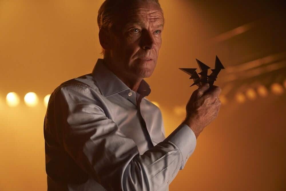 titans-2019-iain-glen-bruce-wayne  